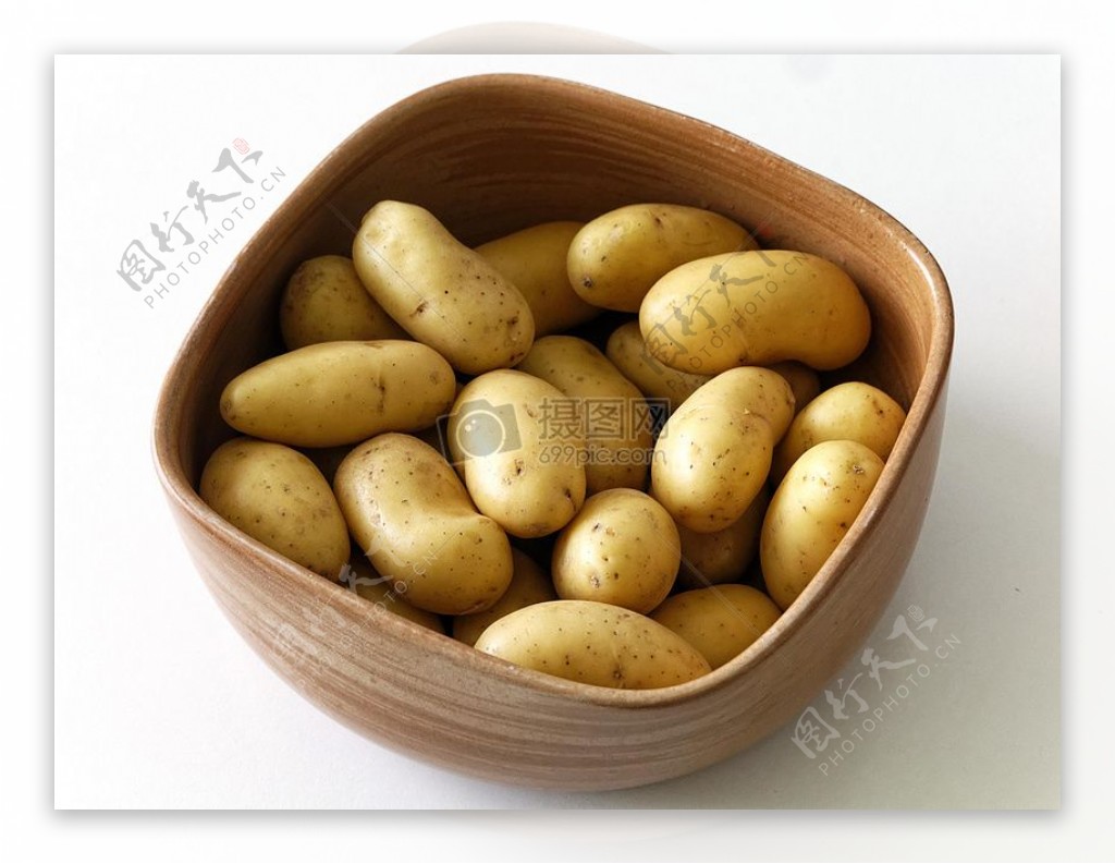 瓷碗里的土豆