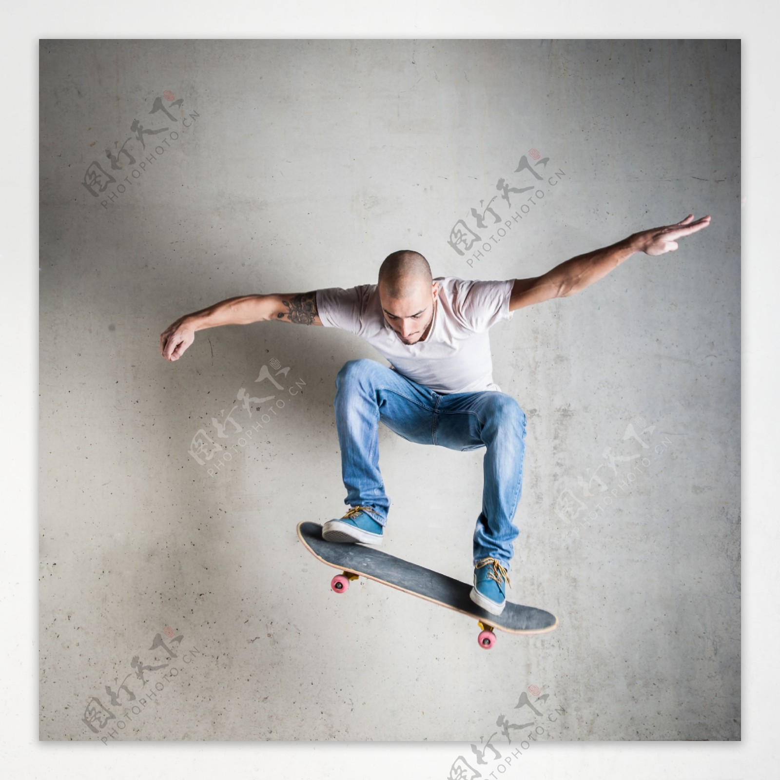 玩滑板跳跃起来的男人图片