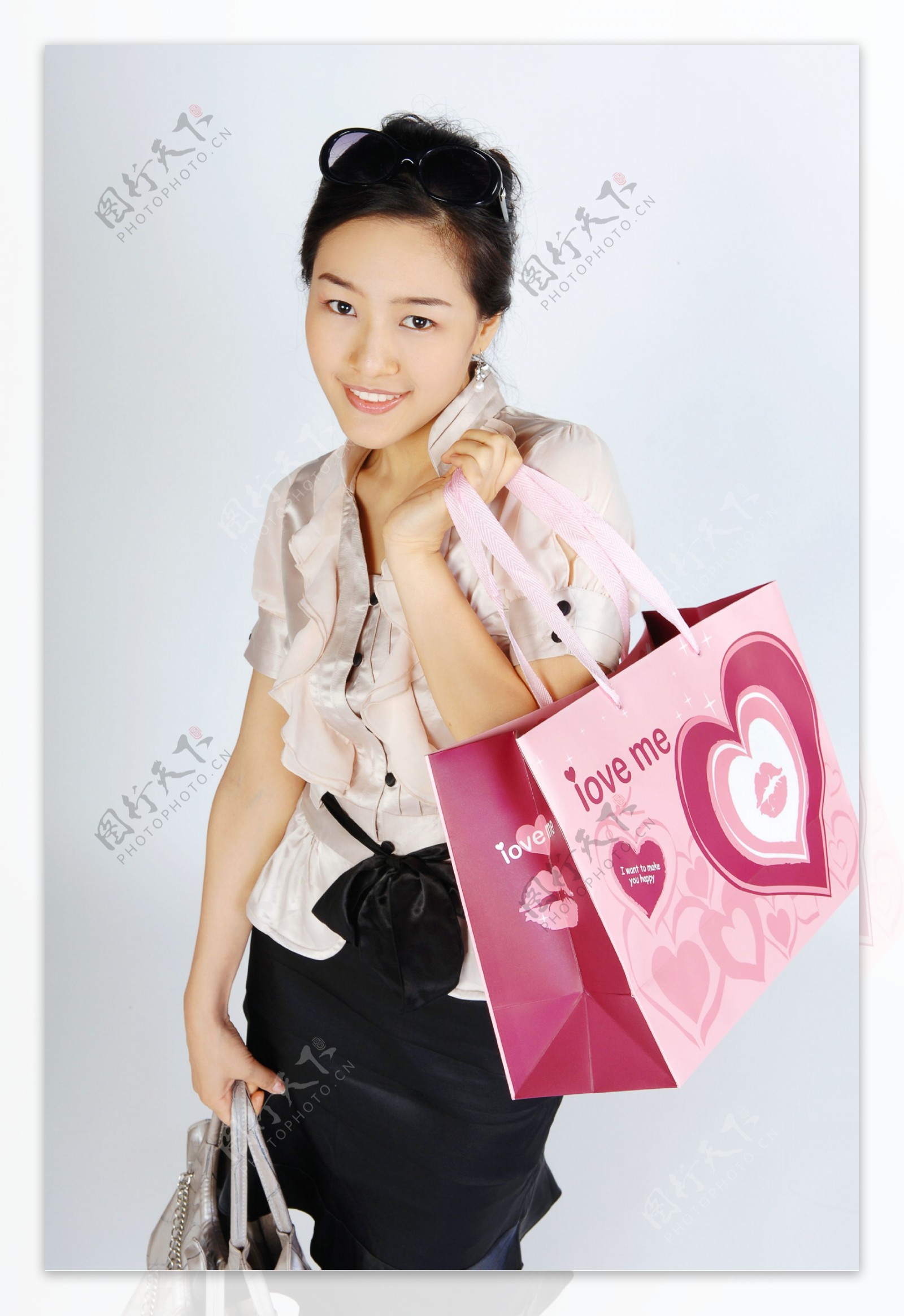 提着浪漫购物袋女性图片