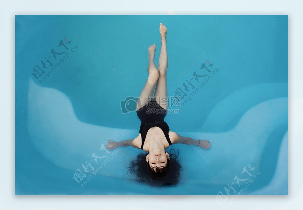 女人放松游泳游泳池泳衣按摩浴缸按摩浴缸