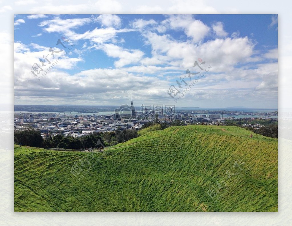 天空人云场山草公园城市景观通路