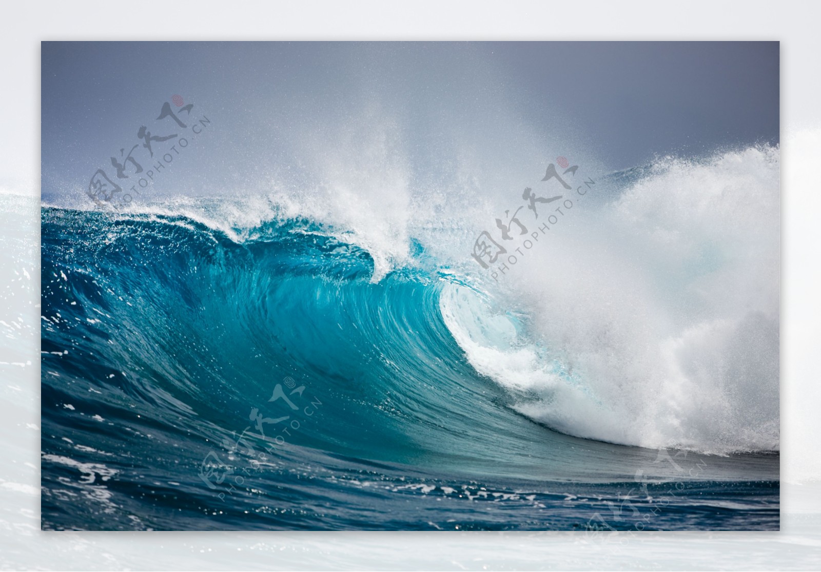 汹涌的海浪摄影图图片