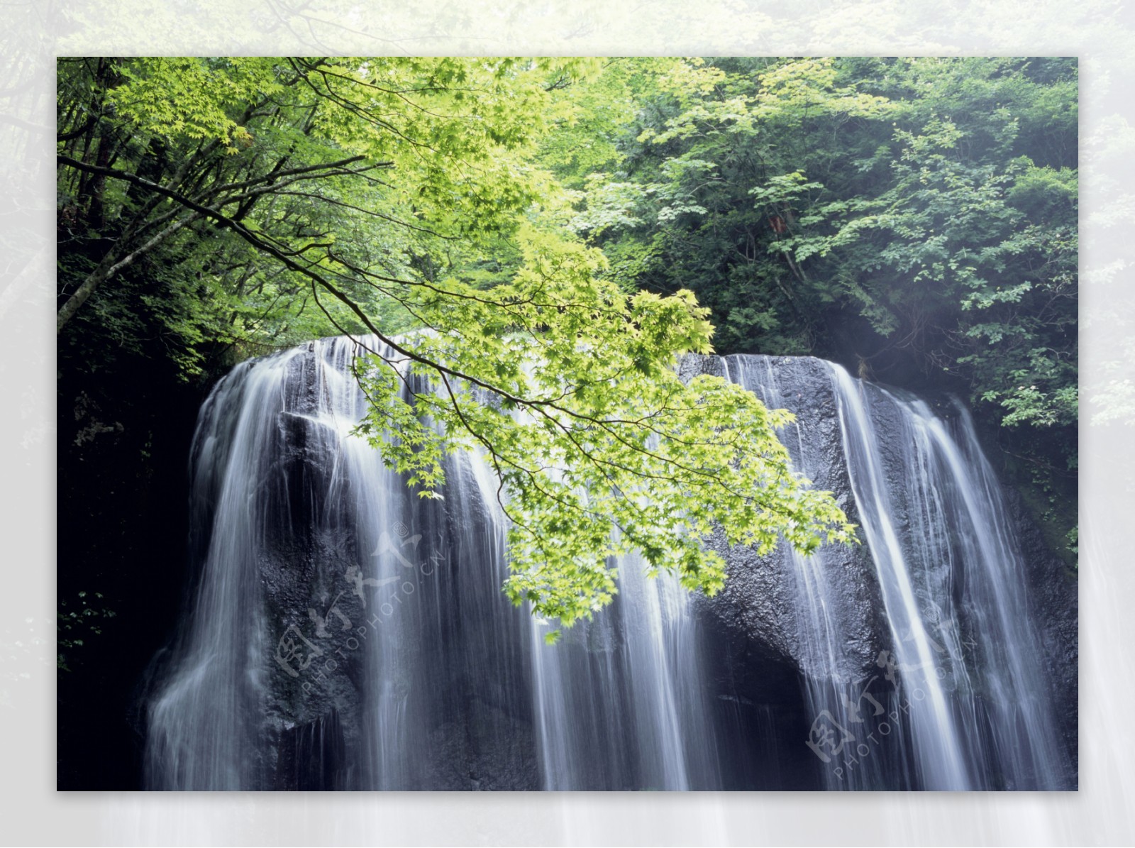 青山绿水瀑布景色图片