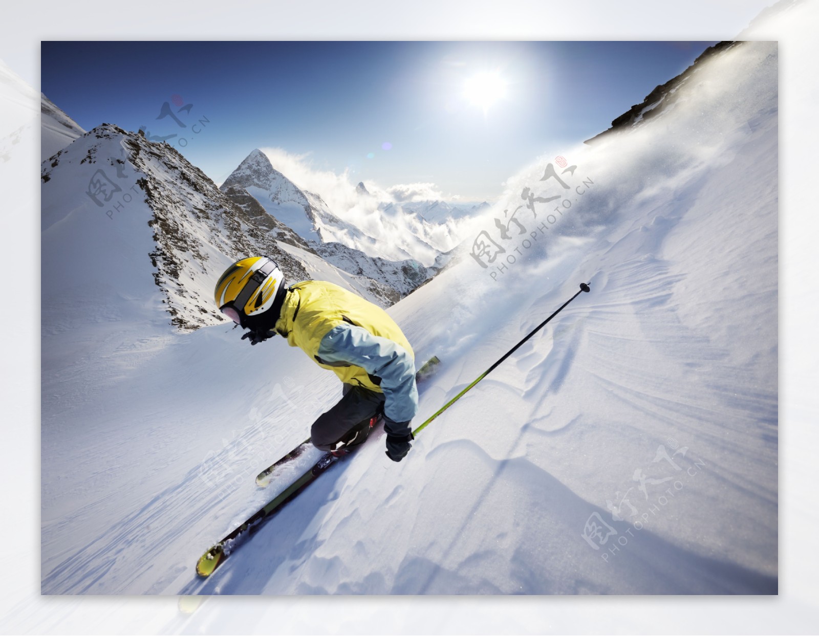 雪地上的滑雪者图片