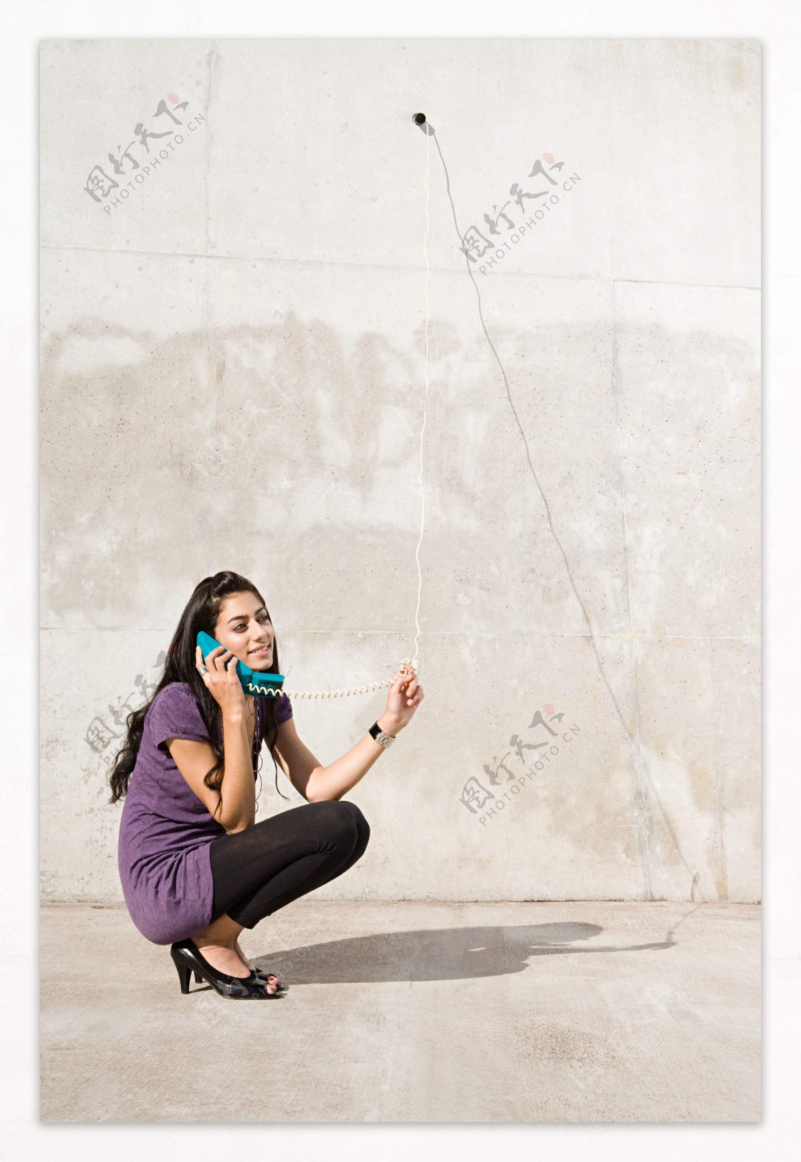 蹲在墙角打电话的女人图片