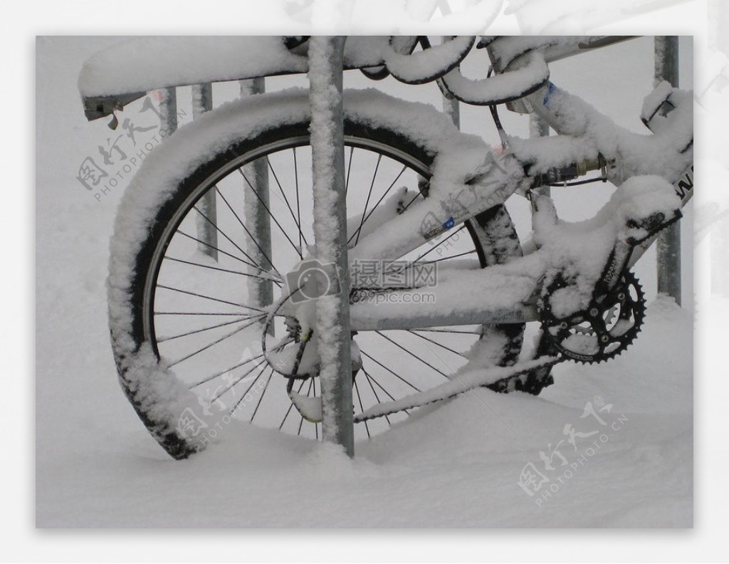 被大雪覆盖的自行车