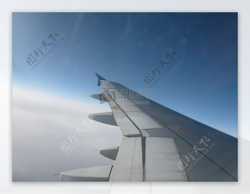 穿过云端的飞机