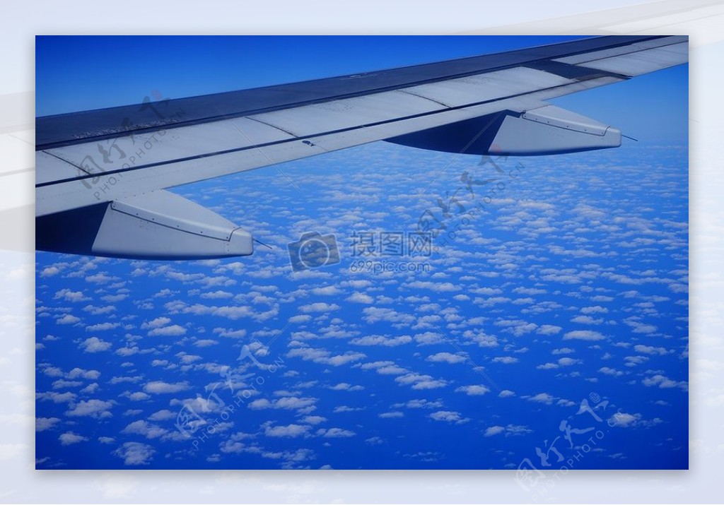 云朵上的飞机