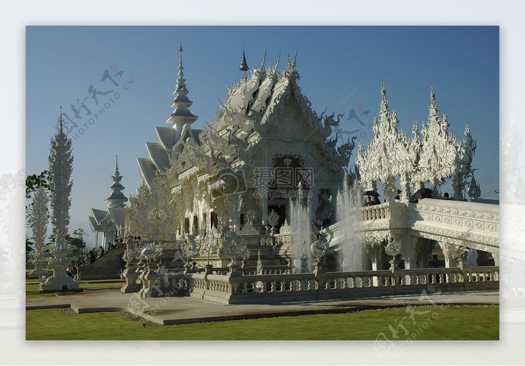 蓝天下的泰国白寺