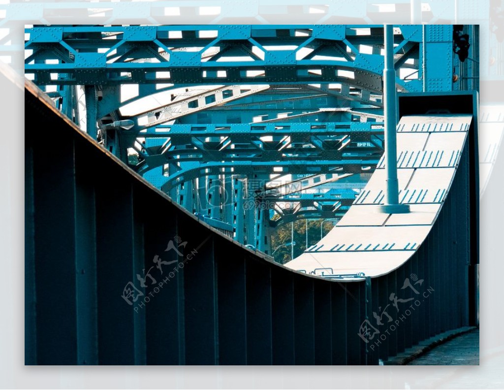蓝色的大桥桥面