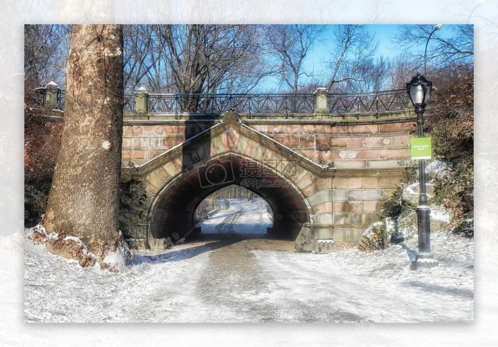 冬天里的拱形桥