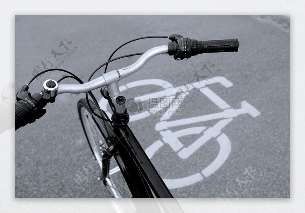 地面上的自行车标志
