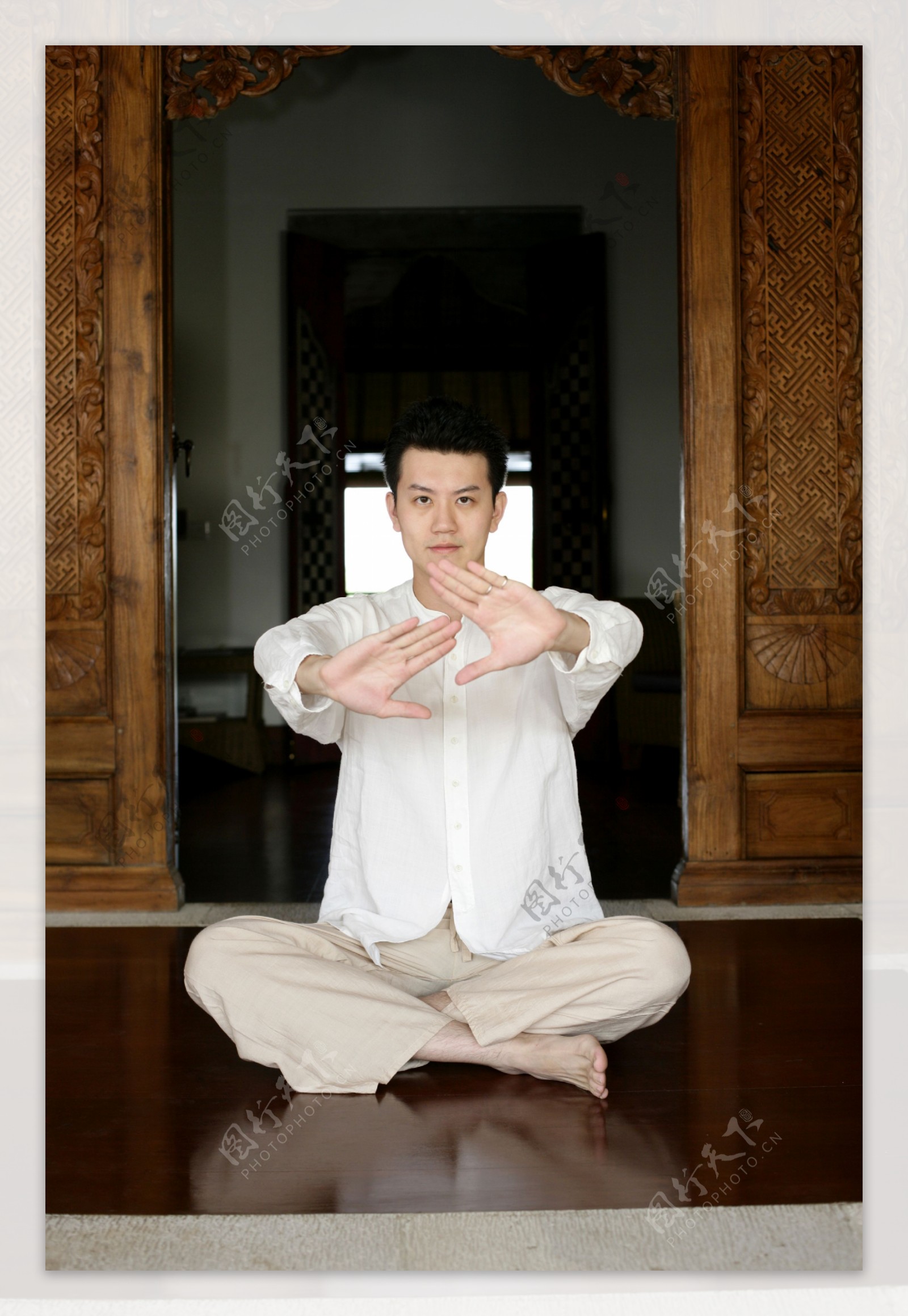 室内练习瑜伽男性图片