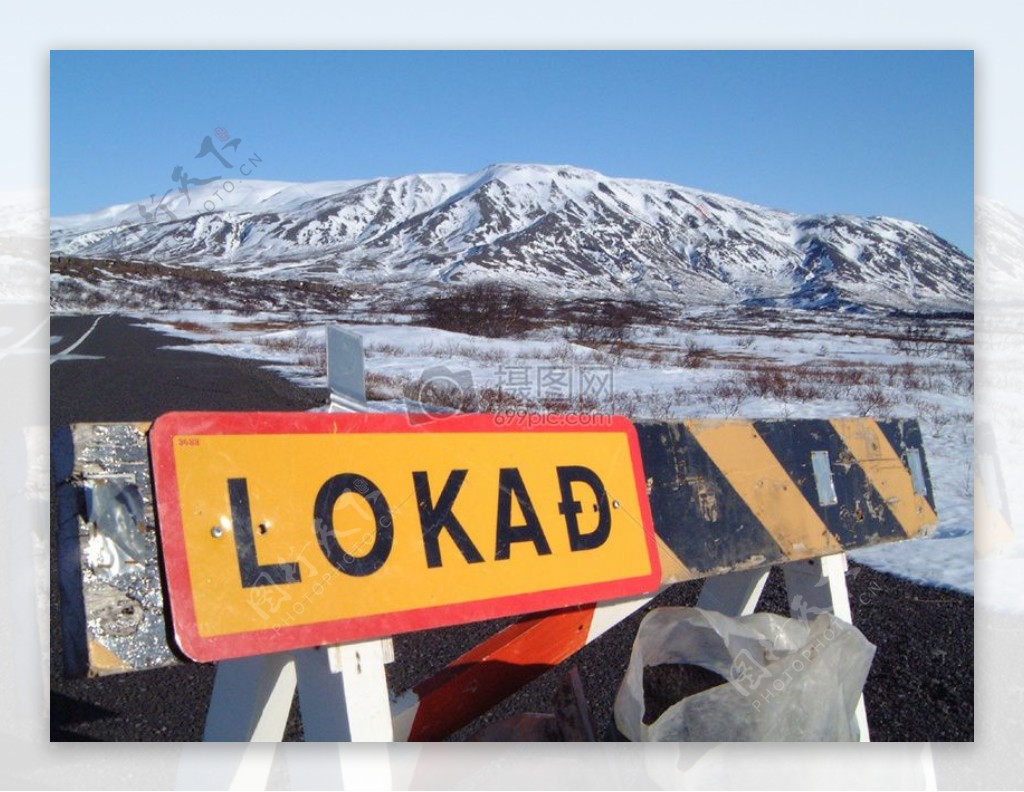 道路封闭标志在冰岛的一座偏僻的公路