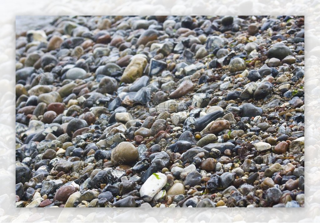 裸露在河面上的鹅卵石