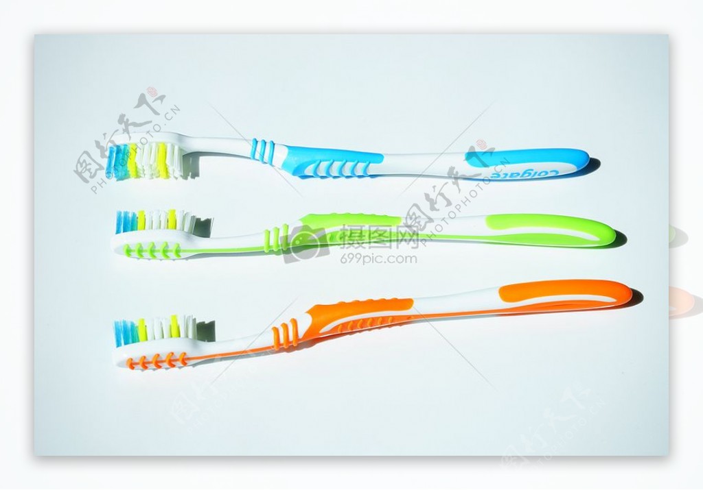 三种颜色的牙刷