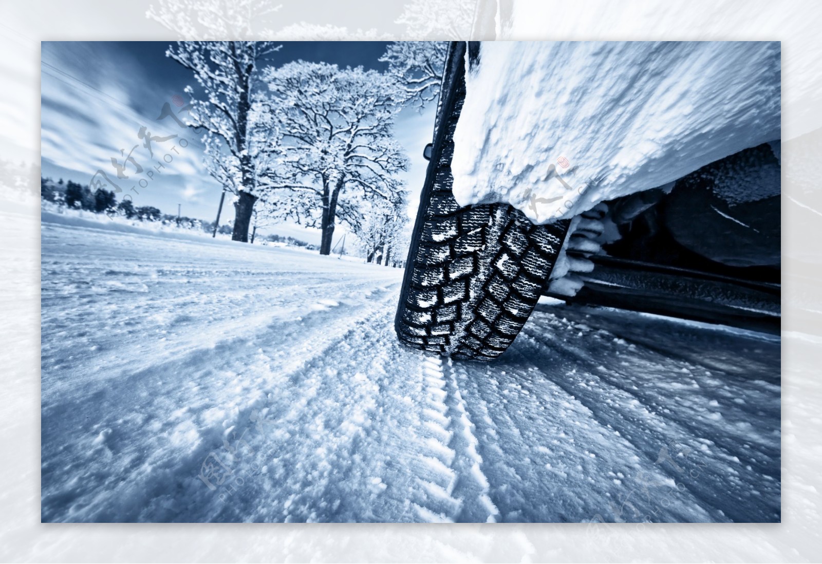 雪地上行驶的汽车图片