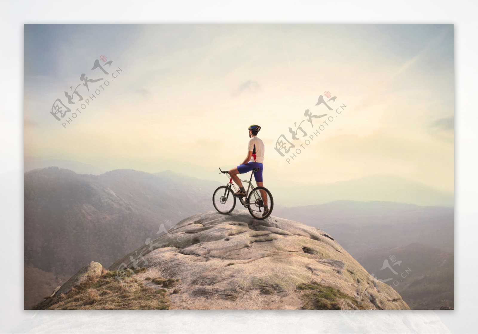 站在山顶的自行车运动员图片