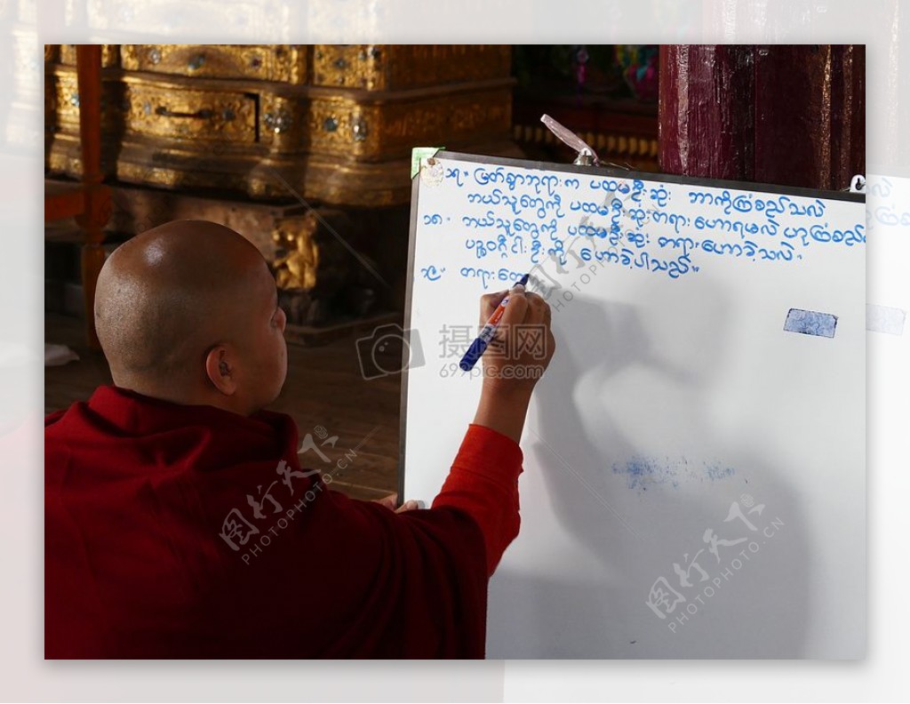 正在写字的僧侣