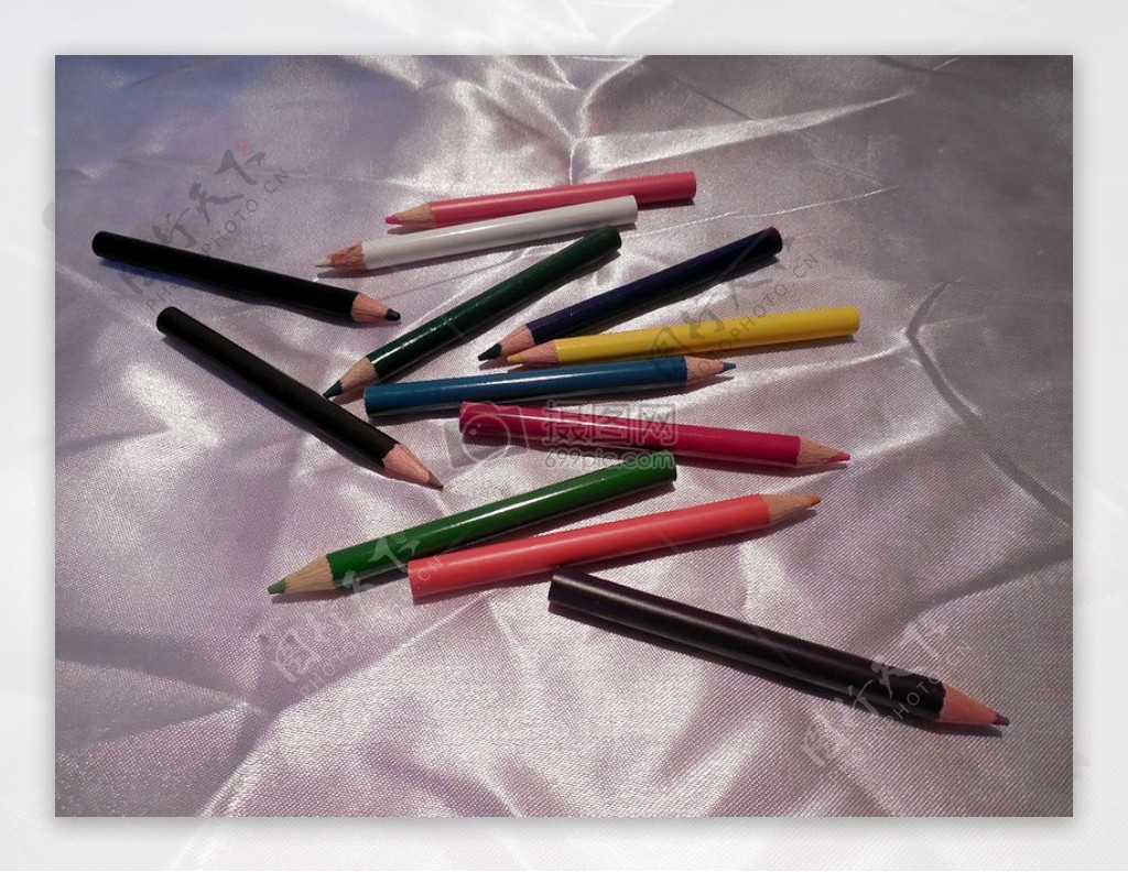 乱放的彩色铅笔