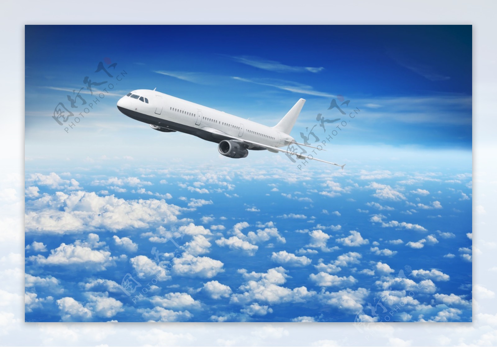 飞机在云海中穿行图片