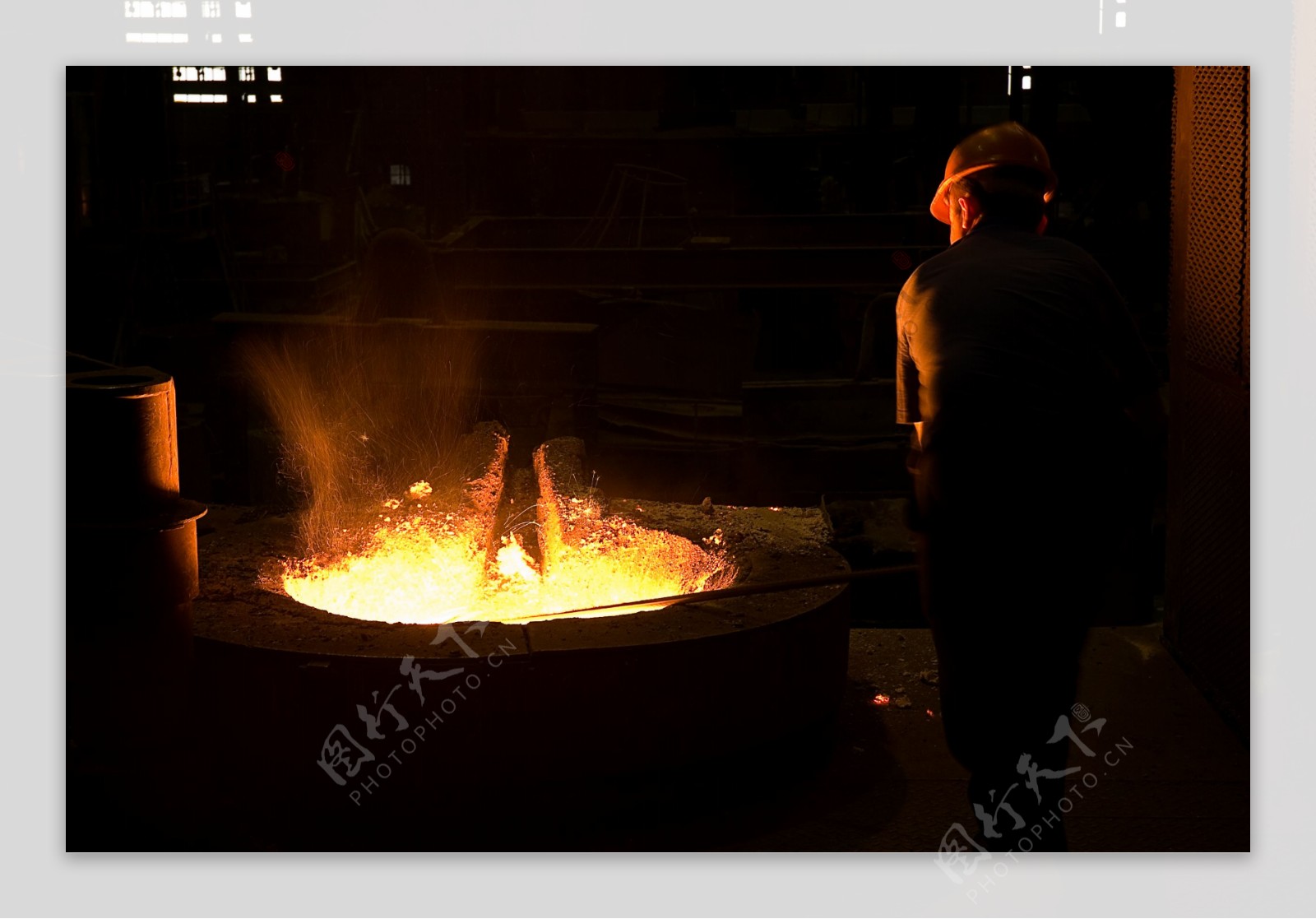 冶炼钢铁的工人图片