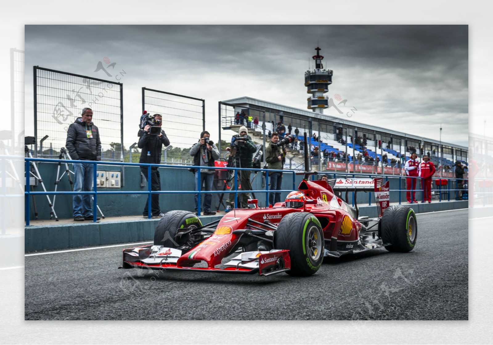 跑道上的F1赛车图片