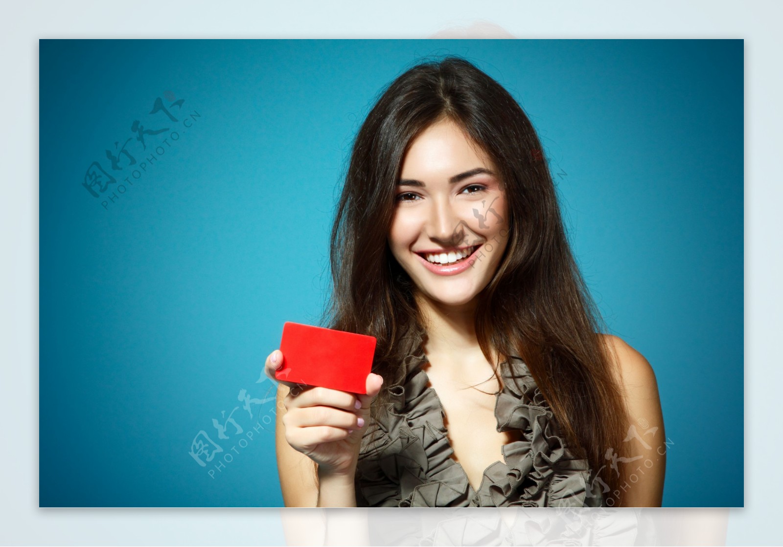 美女手中的红色卡片图片