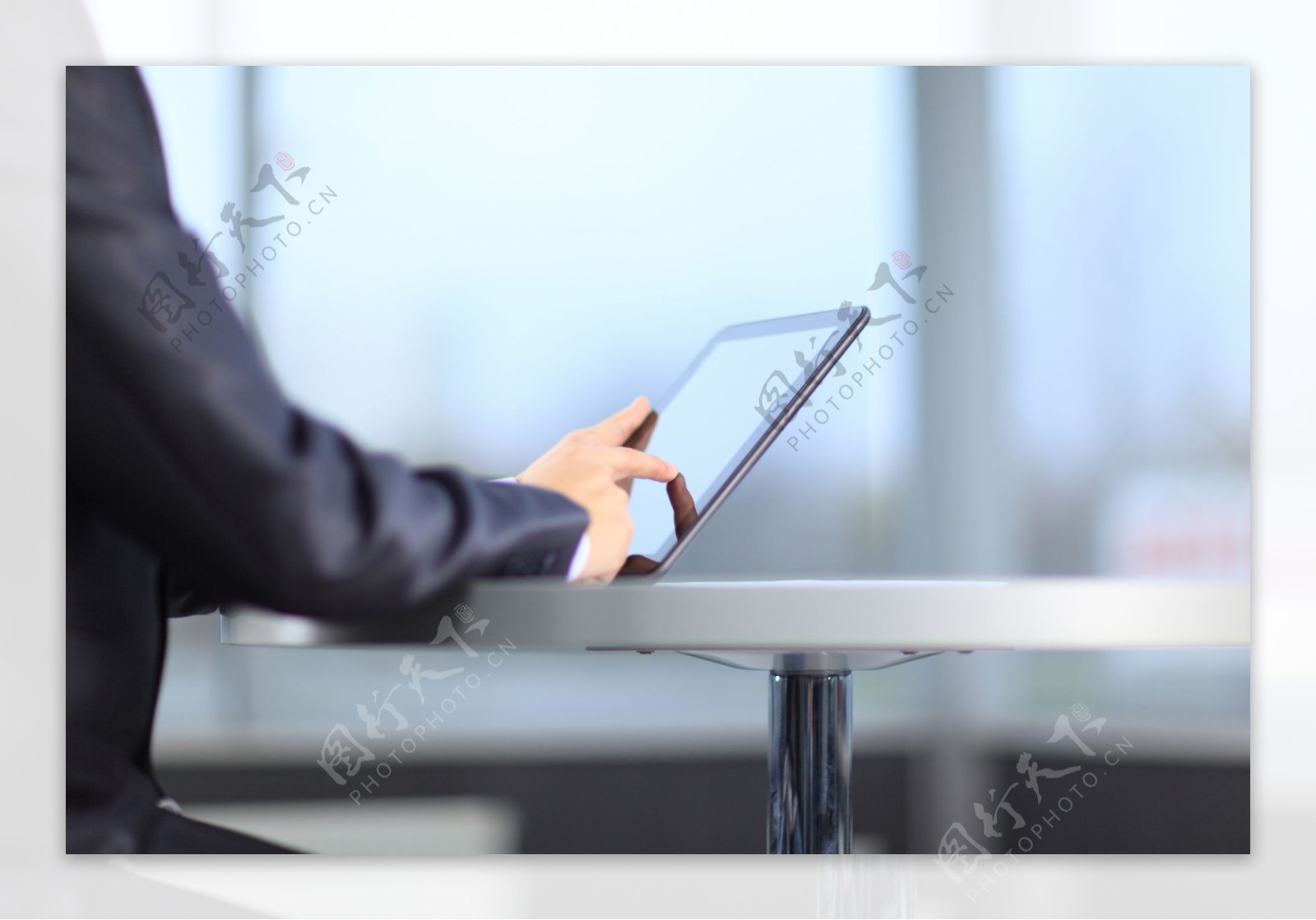 操作平板电脑的商务人士图片