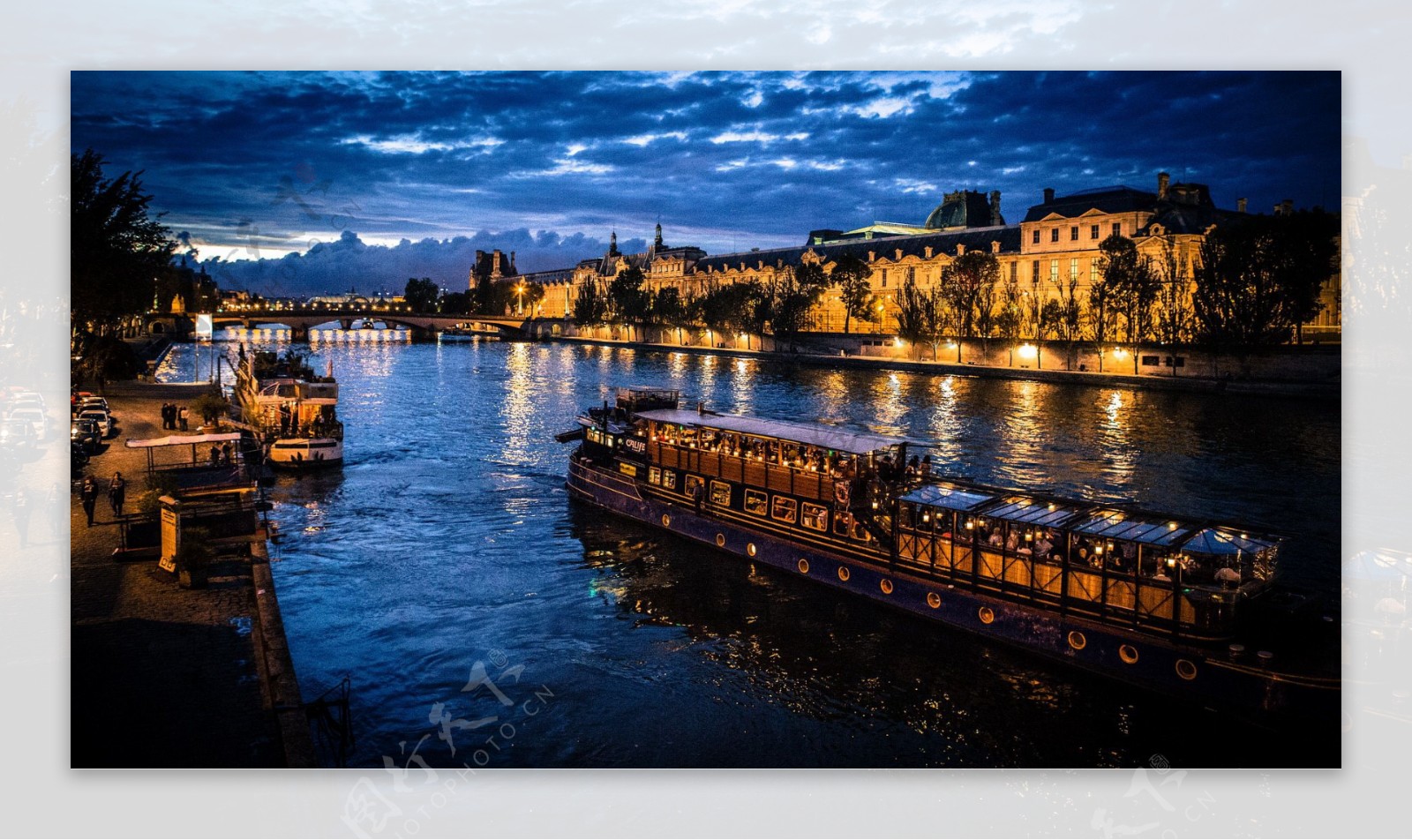 美丽的巴黎塞纳河夜景图片