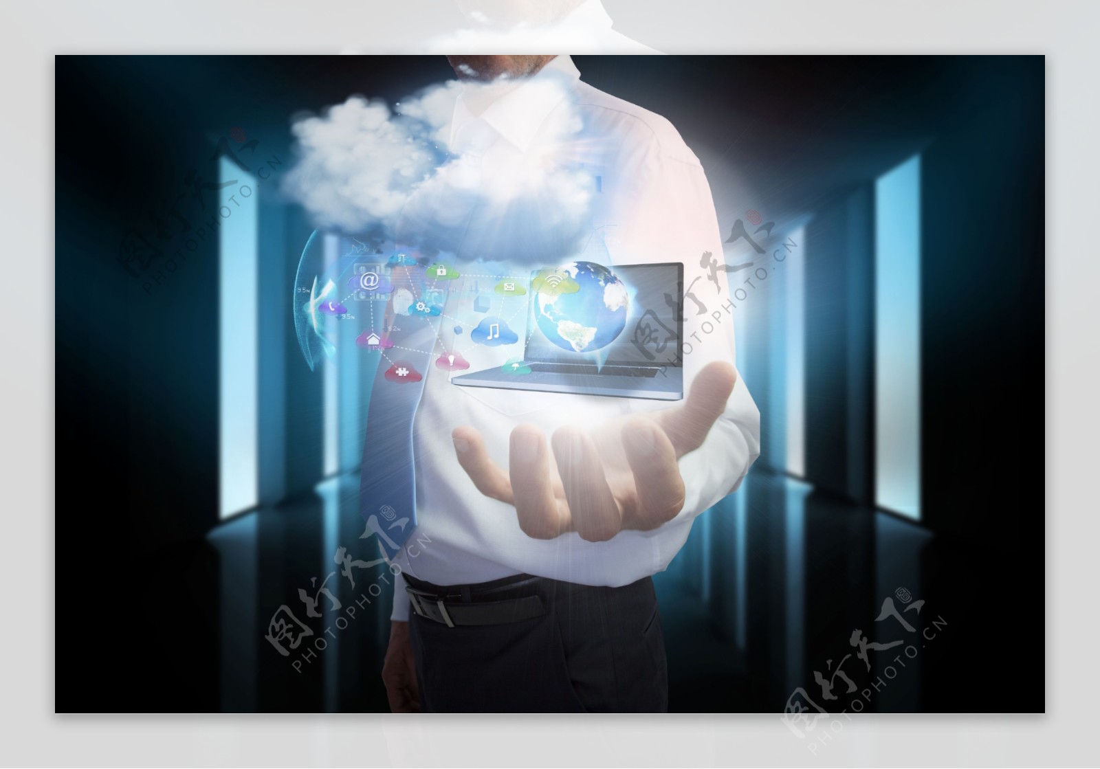 手上的电脑与云朵图片