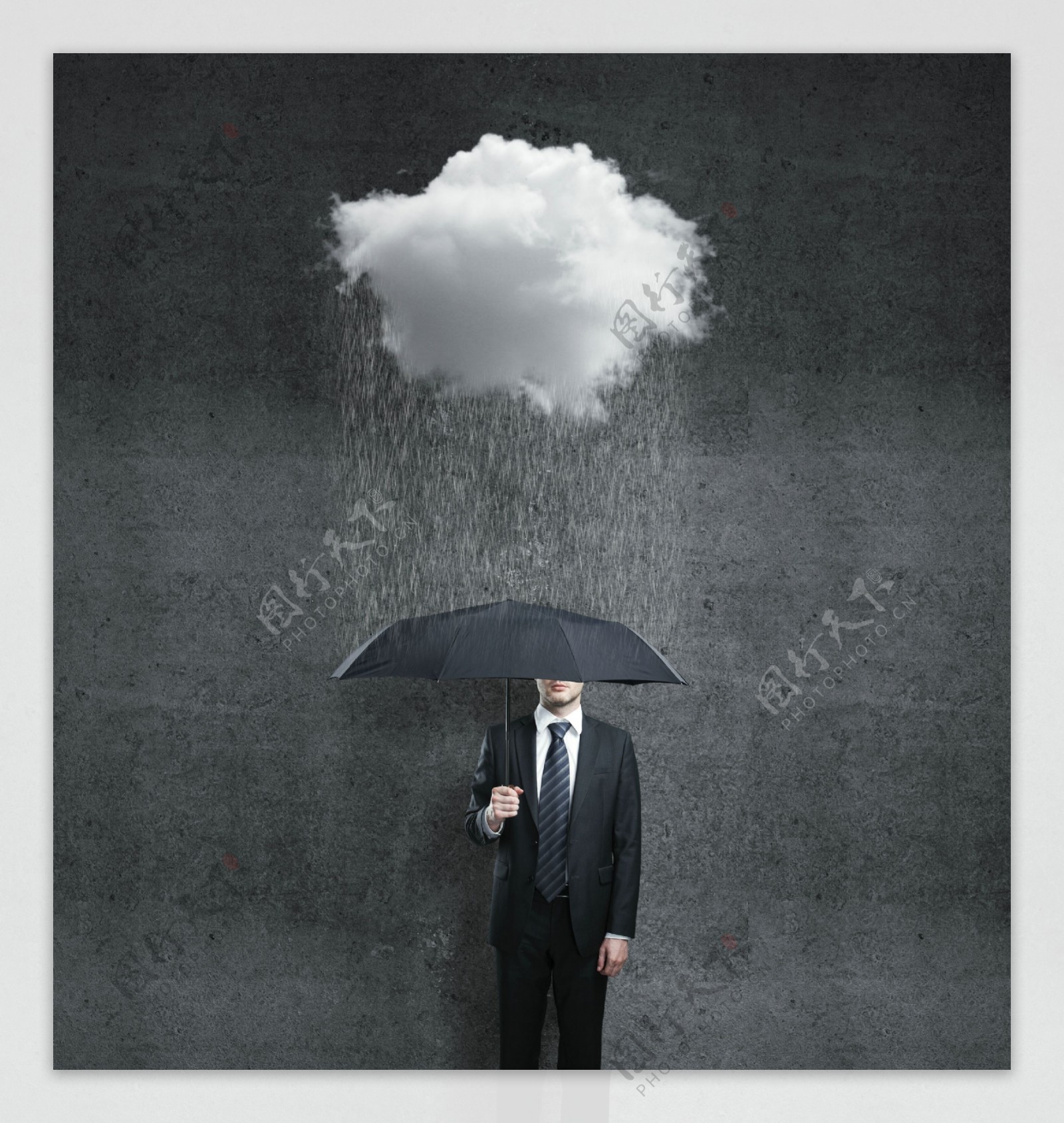 在下雨的云朵和撑伞的男人图片