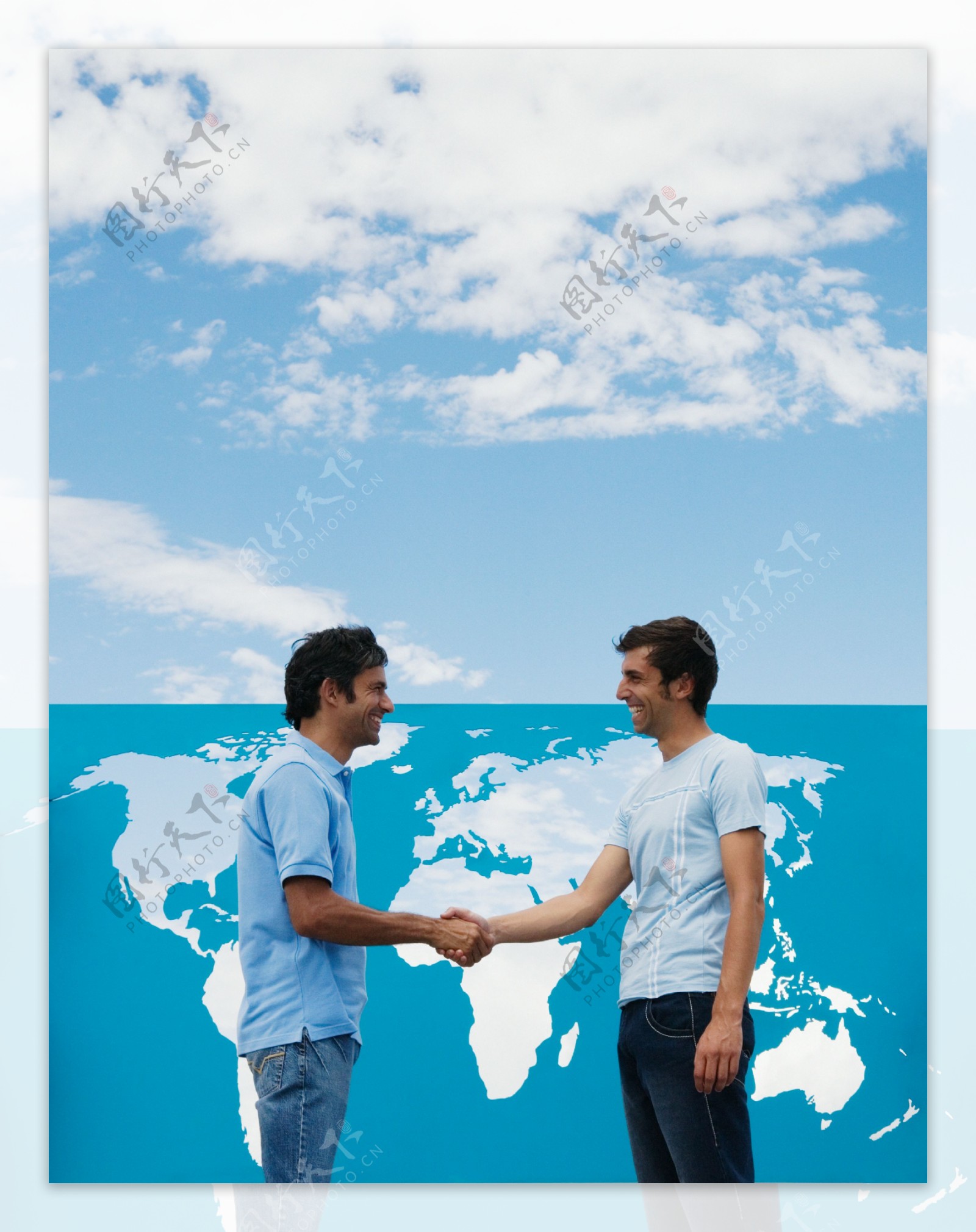镂空世界地图与握手外国男人摄影图片