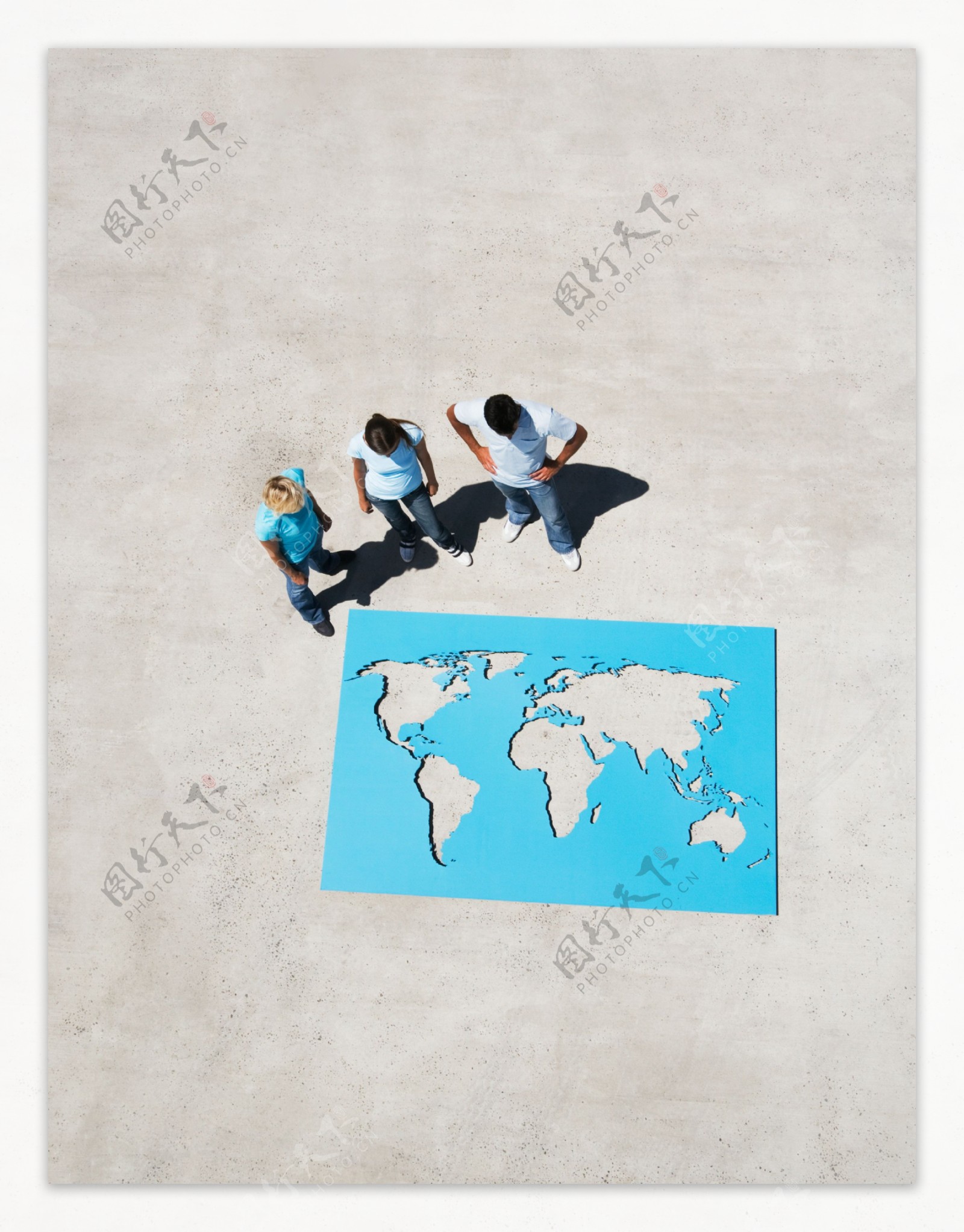 外国人与世界镂空地图图片
