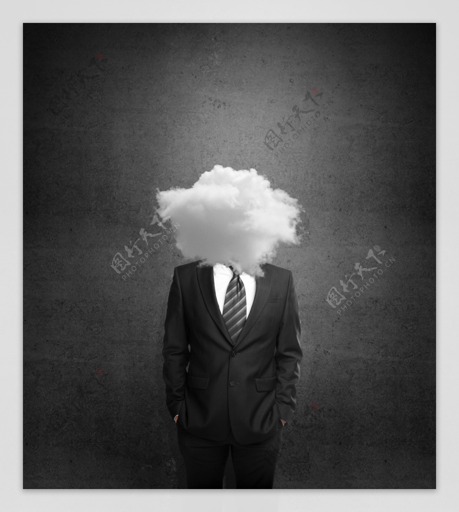 遮住商务人士头的云朵图片