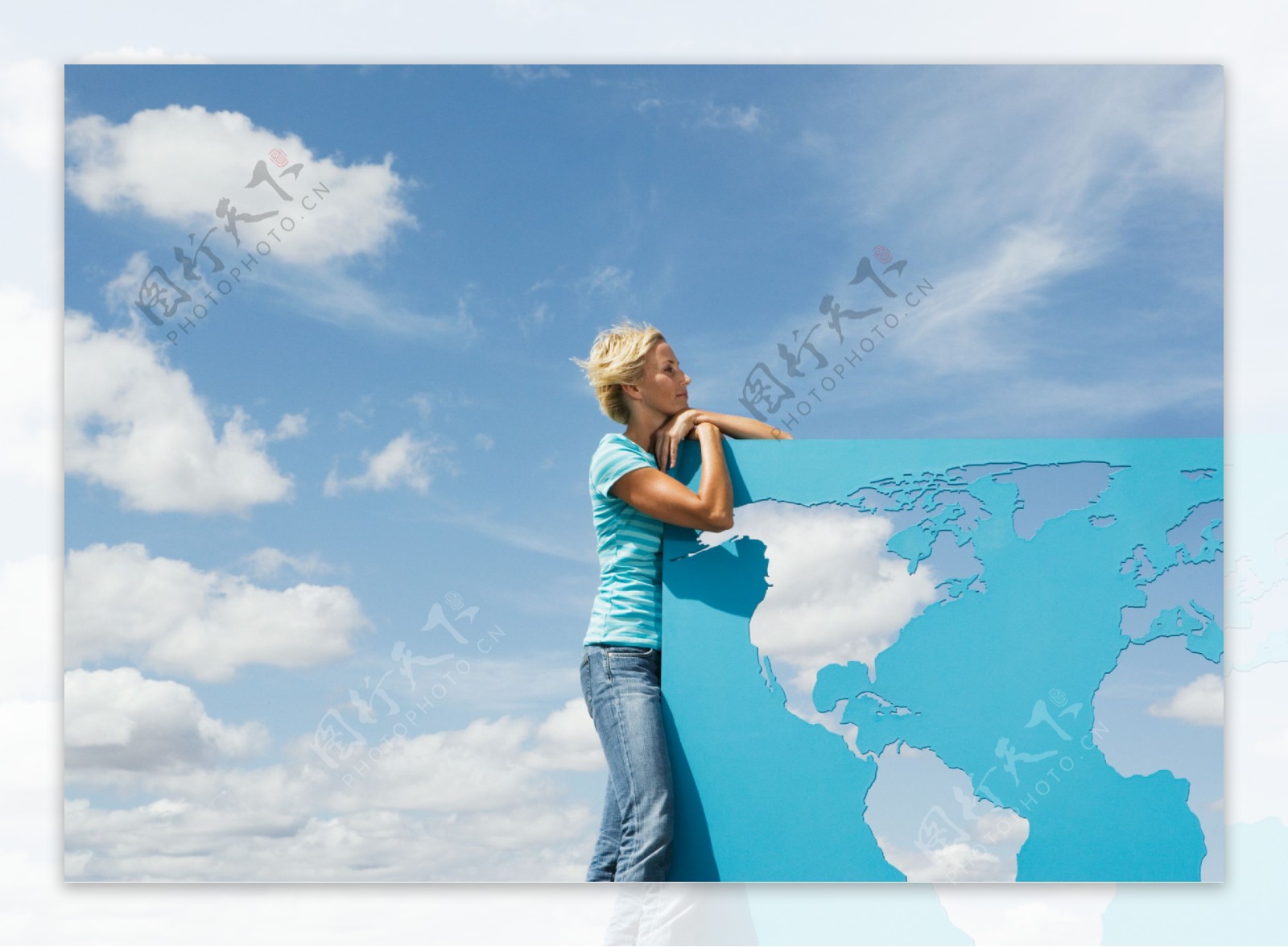 外国女人与镂空世界地图摄影图片