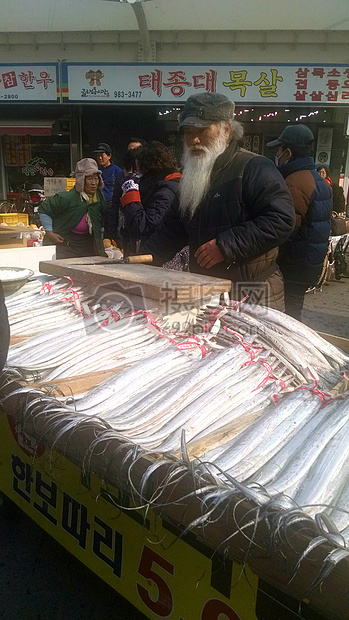 男人市场鱼店胡子老人主题坦诚的画像卖家