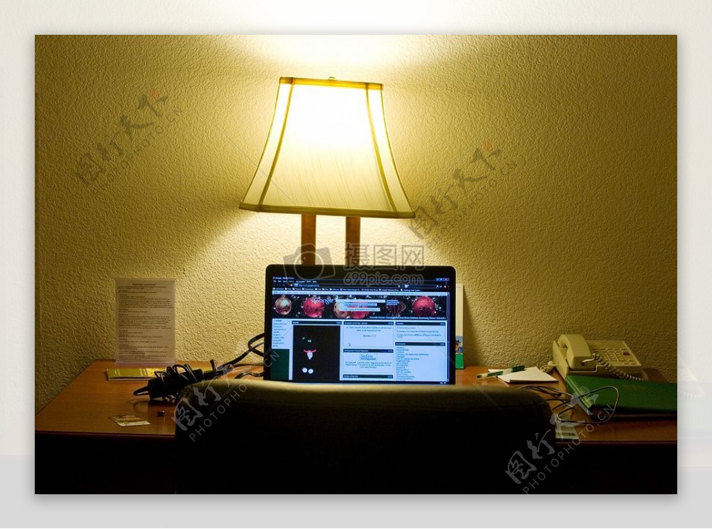 台灯旁的电脑