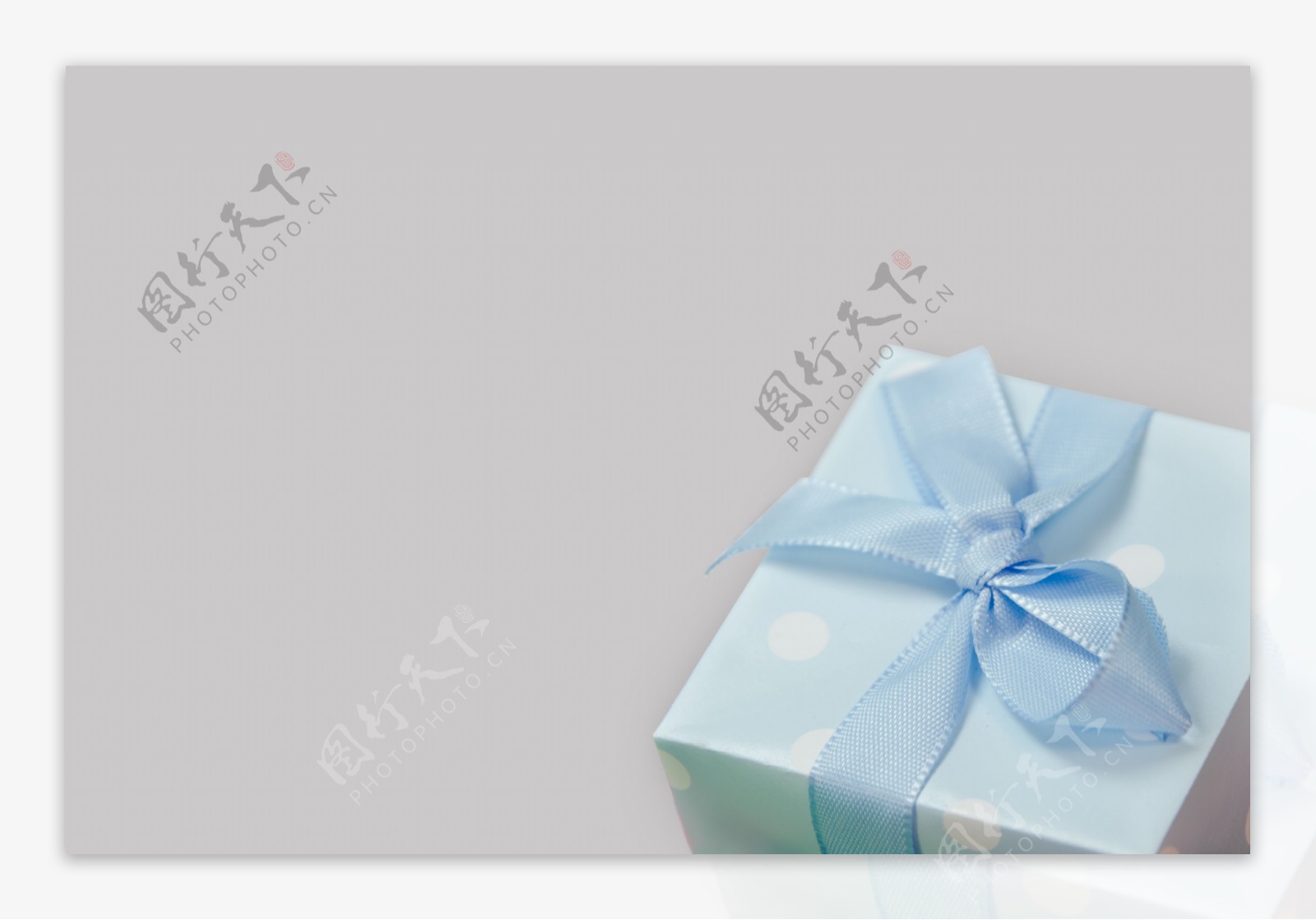 蓝色蝴蝶结礼物盒图片