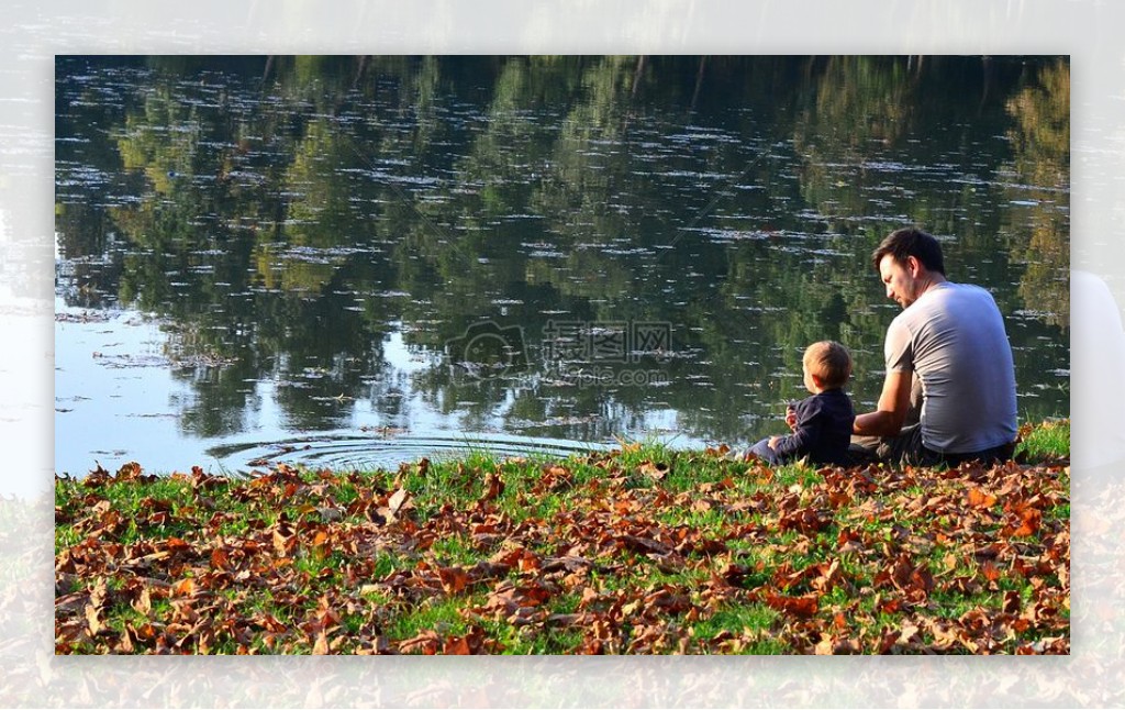 坐在湖边的父与子