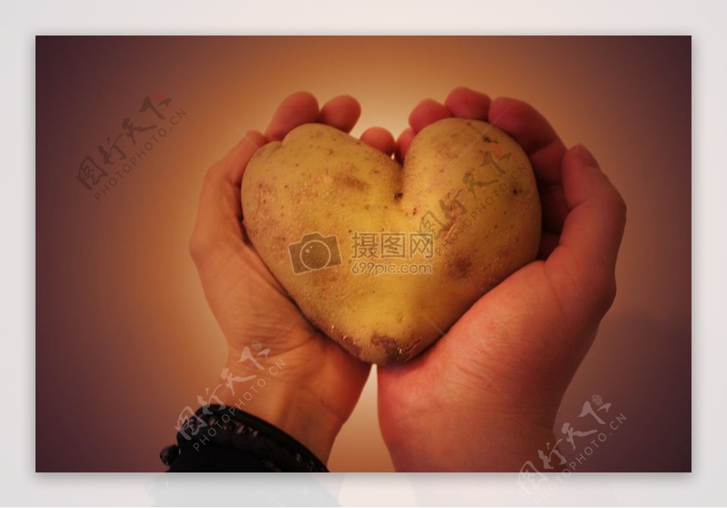 手中握着的心形土豆