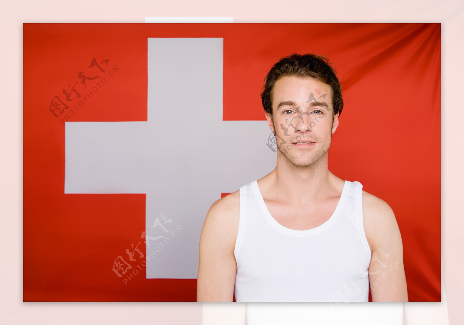 瑞士国旗前的外国男性图片