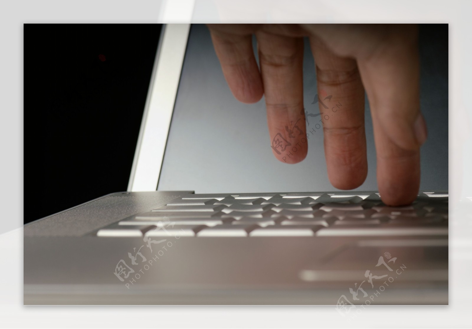 银白色笔记本电脑键盘和手图片