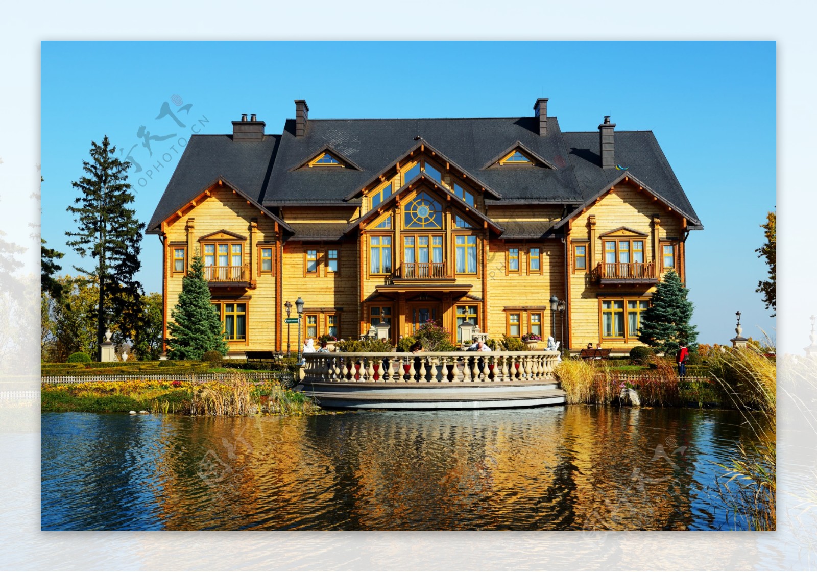 湖水边的别墅风景图片