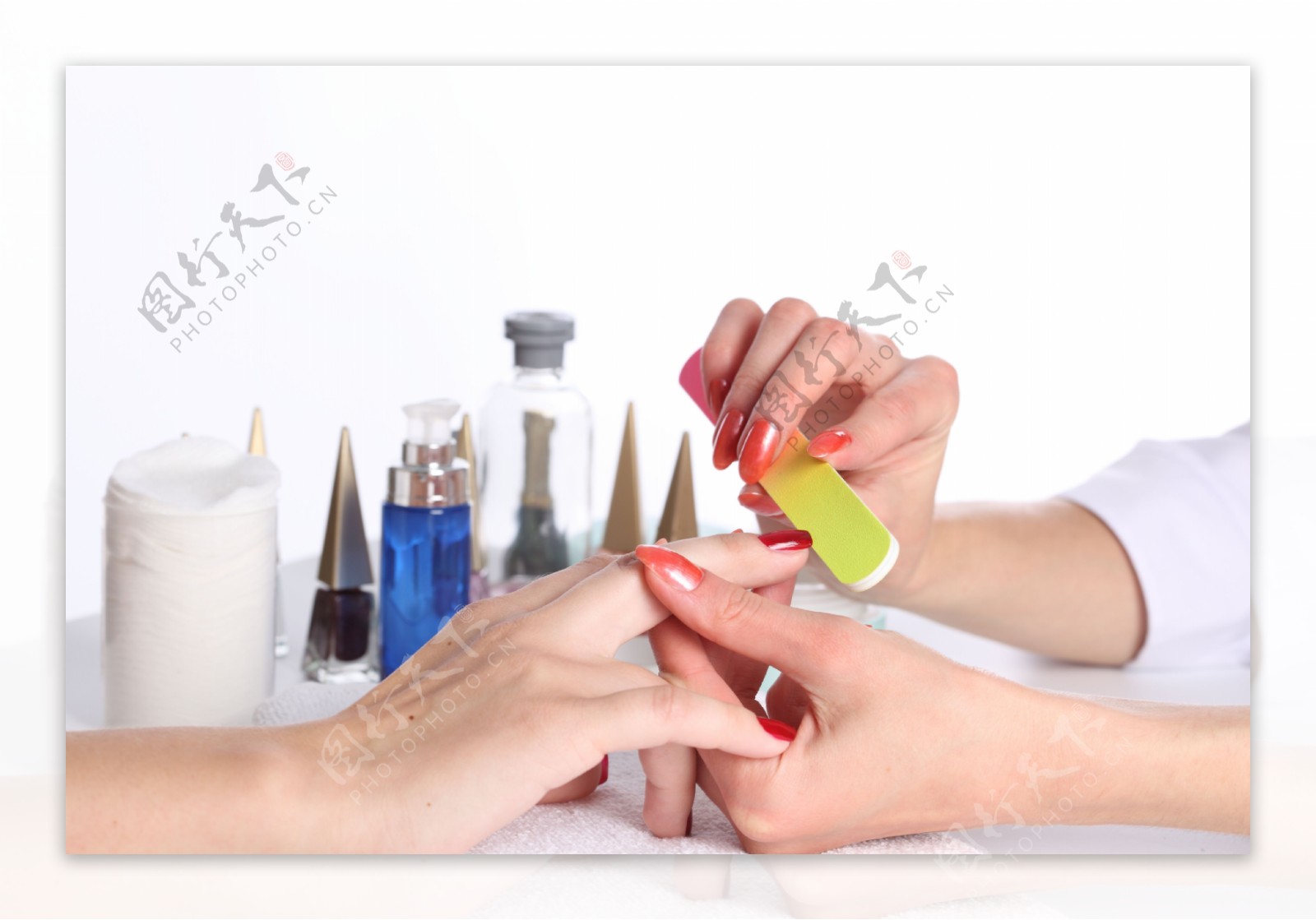 修理指甲时摄影图片