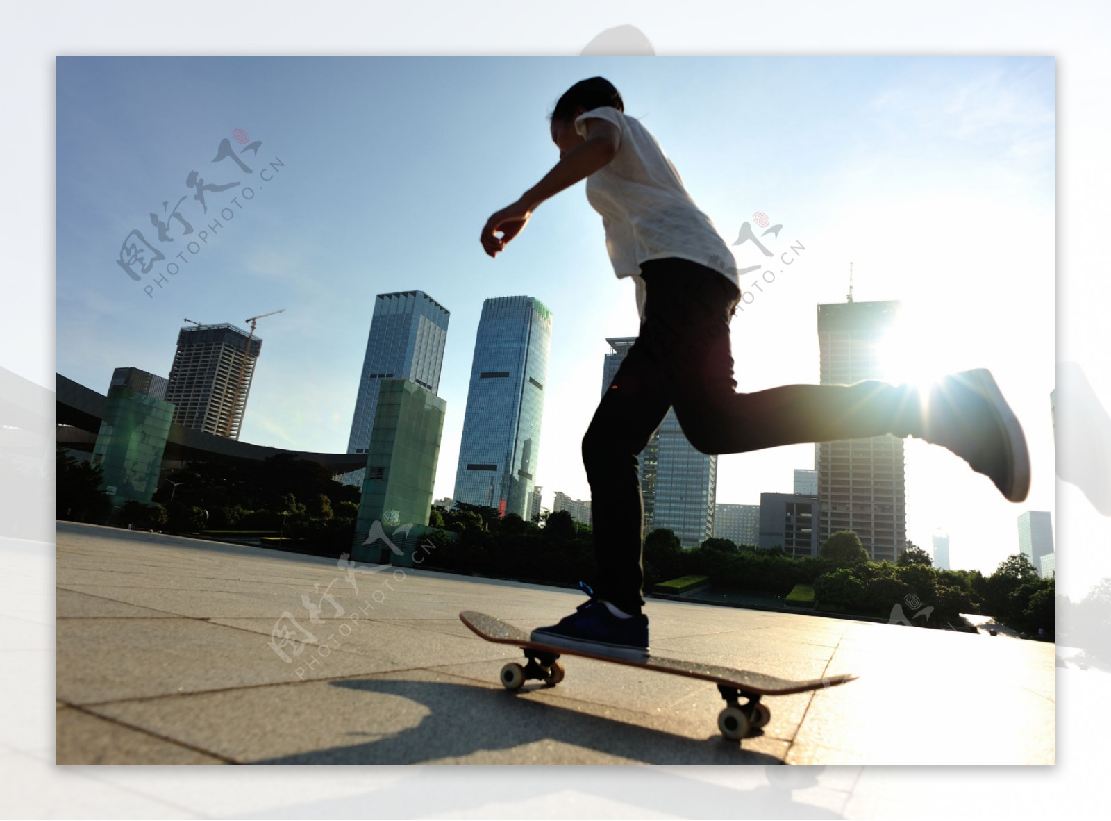 广场上玩滑板的青年图片
