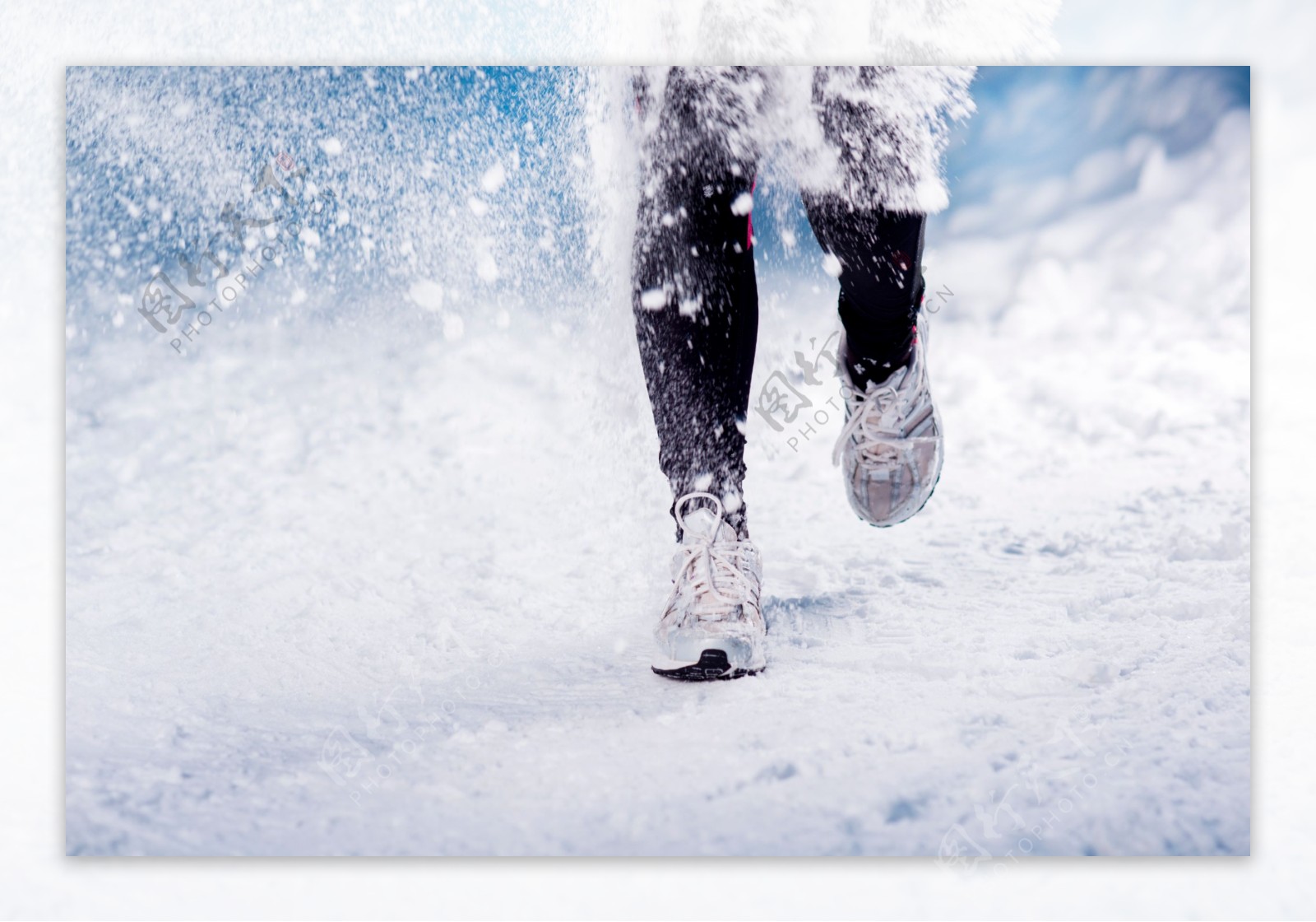 冬天跑步的女人图片