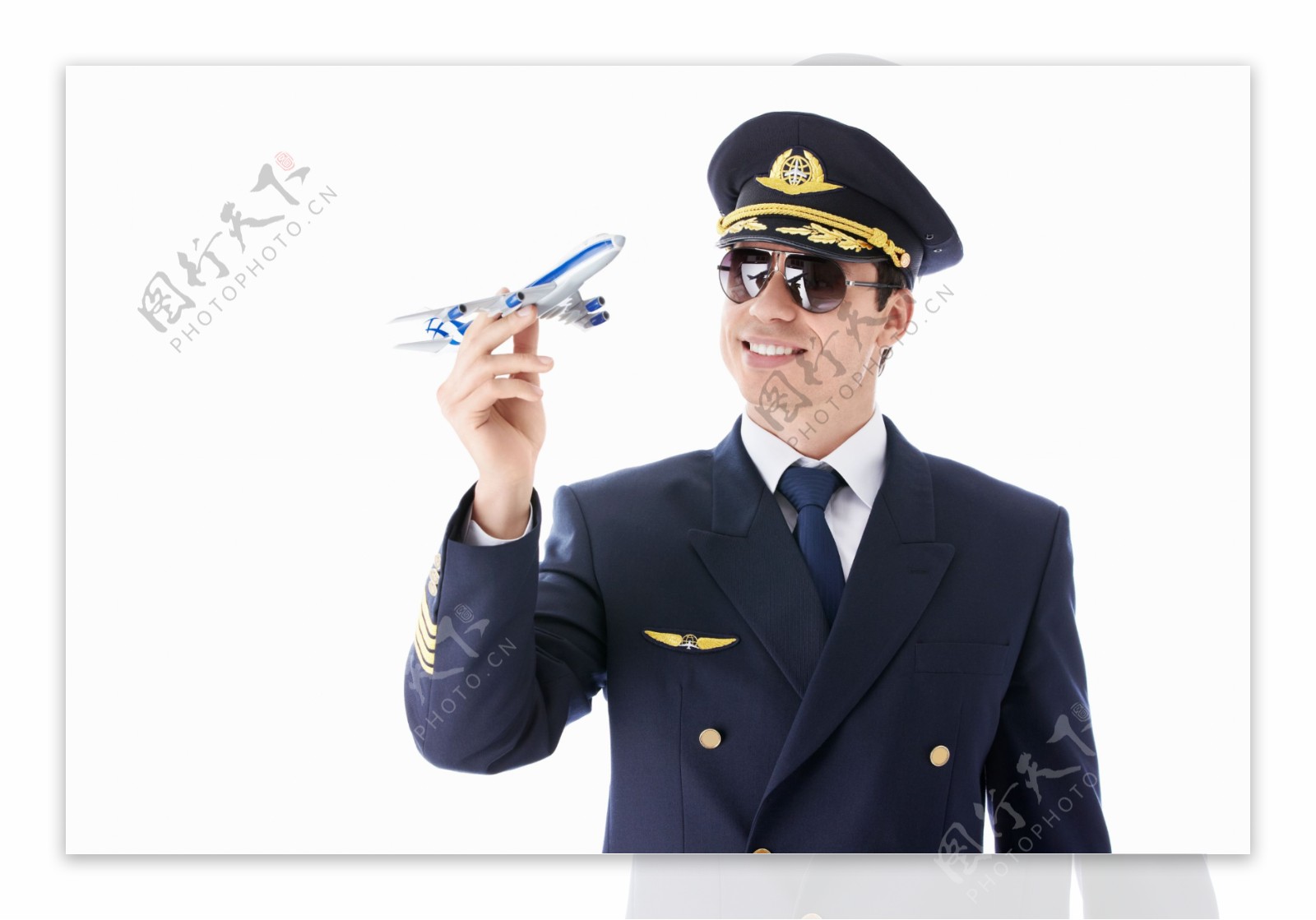 拿着飞机模型的飞行员图片