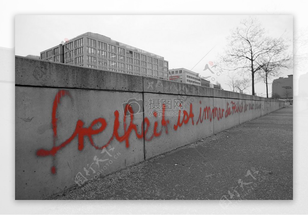 灰色柏林墙上的红色涂鸦