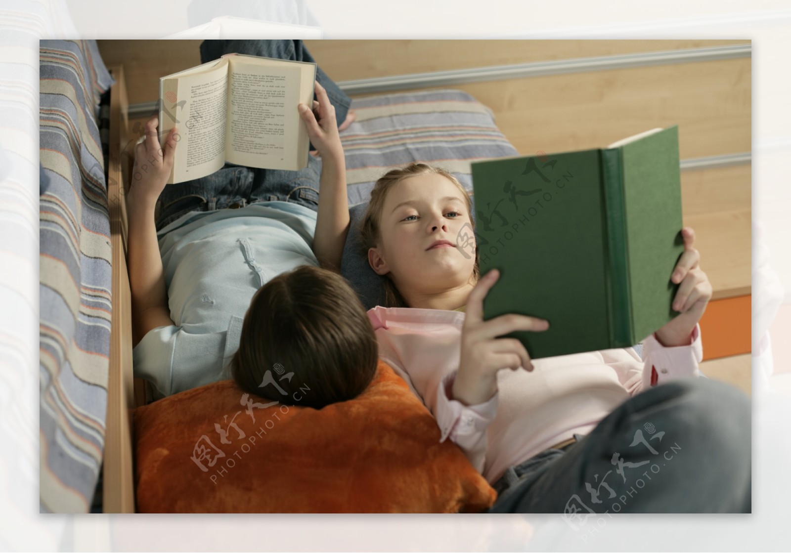 躺着看书的两个外国孩子图片